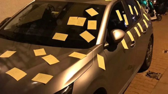 Yanlış park eden arabayı stickerla süslemişler. Sizin başınıza gelse ne yapardınız?