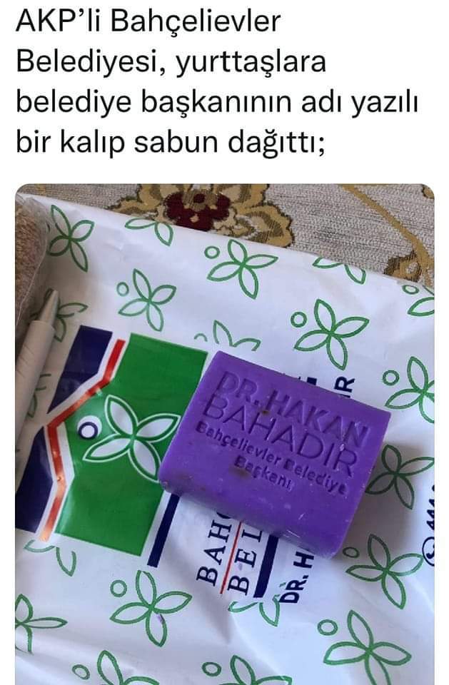 Akpli başkan halka üzerinde kendi isminin bulunduğu sabun dağıttı. Sen de ister miydin?