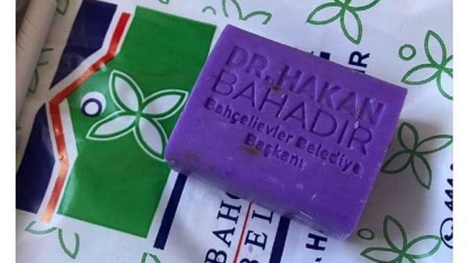 Akpli başkan halka üzerinde kendi isminin bulunduğu sabun dağıttı. Sen de ister miydin?