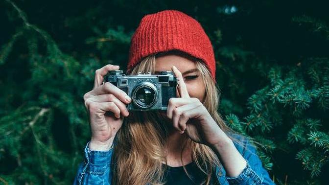 Yolda giderken hiç tanımadığınız bir fotoğrafçı sizin fotoğraflarınızı çekmek istese, hadi gülümse dese ne yapardınız?