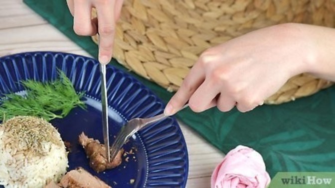 Yemeği komple çatal bıçakla ayırdıktan sonra sadece çatalla yemek görgüsüzlük mü?
