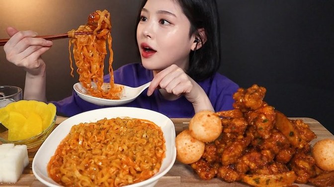 Asmr mukbang yemek videolarını izlemeyi sever misiniz?