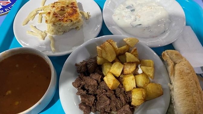 Arkadaşıma yurtta verilen akşam yemeği! Çok şanslı değiller mi?