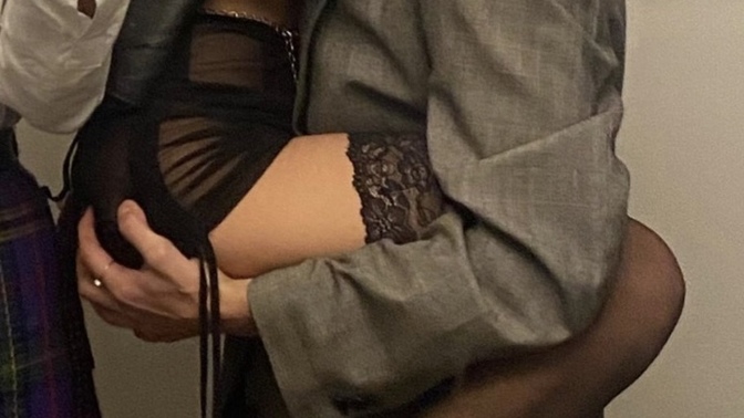 Sevişirken erkekler neden ellerini kalçaya götürüp sıkıyorlar?