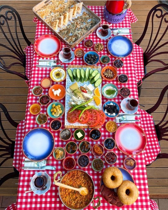 Masayı hazırlayan mısın, masaya çöken misin?