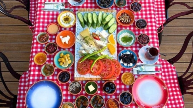 Masayı hazırlayan mısın, masaya çöken misin?