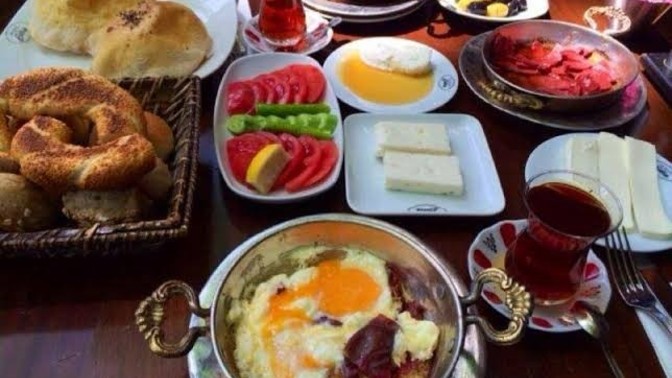 Kahvaltı denince aklına ilk hangi yiyecek/içecek geliyor?