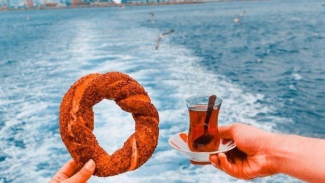 "Çayla simit gibiyiz" dediğin biri var mı?