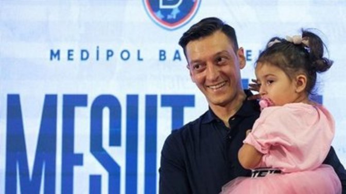 Mesut Özil kızları için 4 milyon liralık vip minibüs yaptırdı! Senin baban sana en pahalı ne aldı?