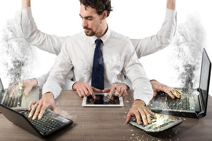 65 yaşındaki babam çalışmak istiyor sürekli kavga ediyoruz istemiyorum çalışmasını ne yapmalıyım?