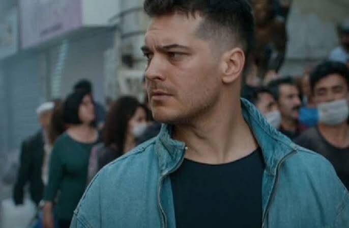 Çağatay Ulusoy sakallı mı sakalsız mı daha iyi?