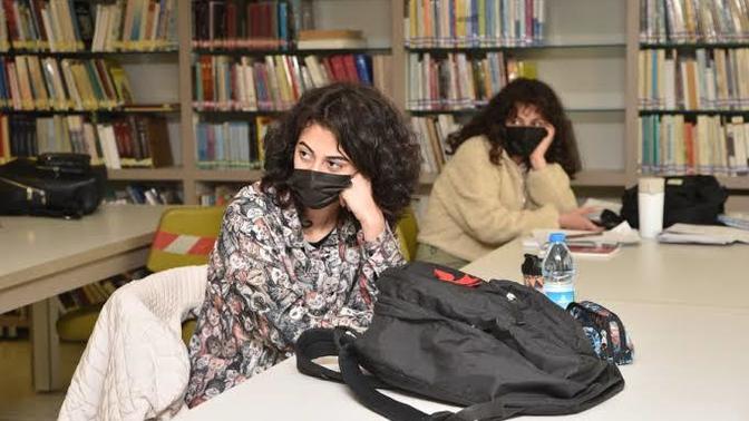 Sevgili yapmak için kütüphaneye gider misiniz?