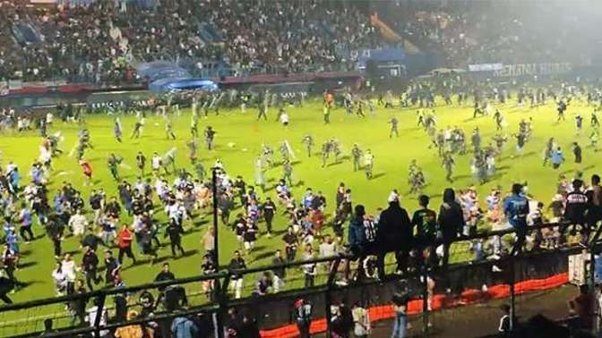Endonezya kan gölüne döndü. Spor müsabakası faciaya dönüştü. Sizce facia nedeni futbol mu yoksa uygulanan yanlış tedbirler mi?