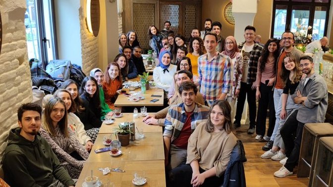 Türkiye'den Almanya'ya göçen doktorların bir kısmı orada buluşmuş. Bir gün doktorsuz kalır mıyız?