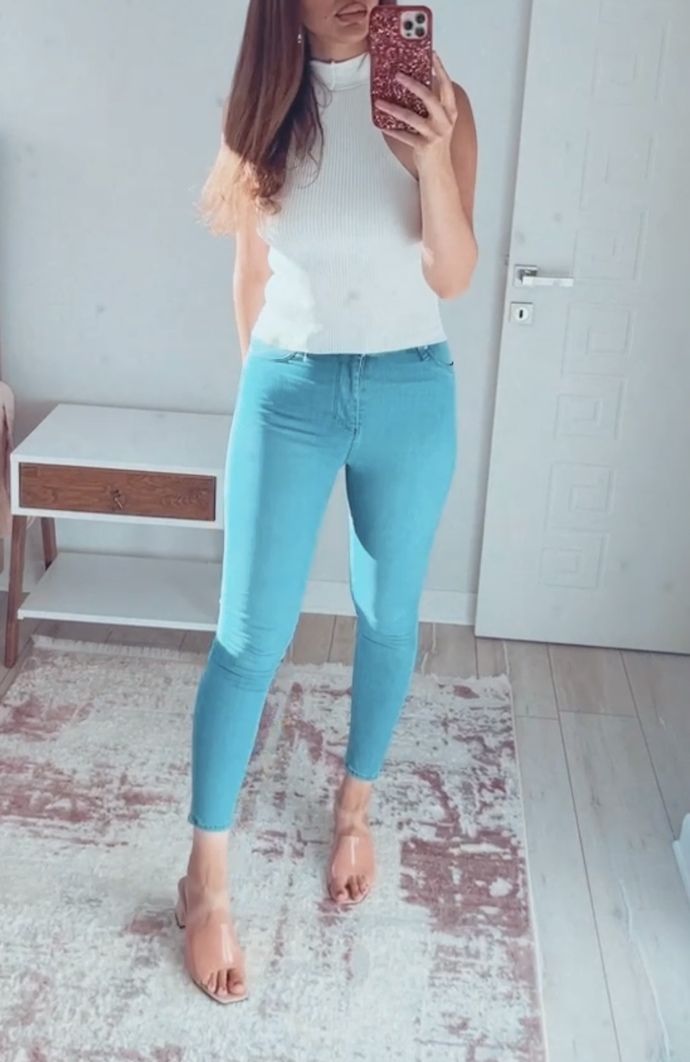 Yarın bi görüşmem var, hangi pantolonu giymeliyim sizce?