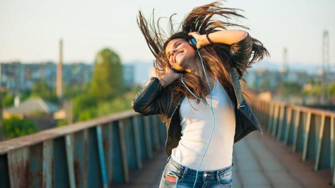 Yolda müzik dinlerken şarkıda dans ediyor musunuz?