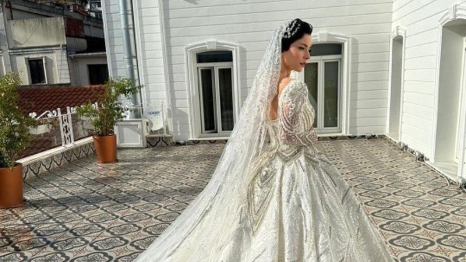 Merve Boluğur ile Mert Aydın çifti evlendi. Gelinlik hakkında düşünceleriniz nedir?