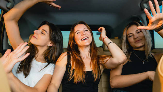 Yüksek sesle müzik dinlemek uzun vadede işitme kaybına sebep oluyor! Sağır olma uğruna yine de yüksek sesle müzik dinliyor musunuz?