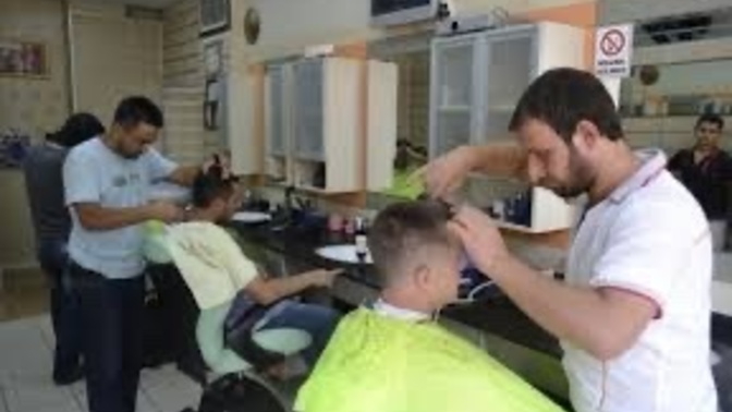 Saçlarını kazımak isteseniz evde kendiniz mi yoksa berberde mi kazıtırsınız?