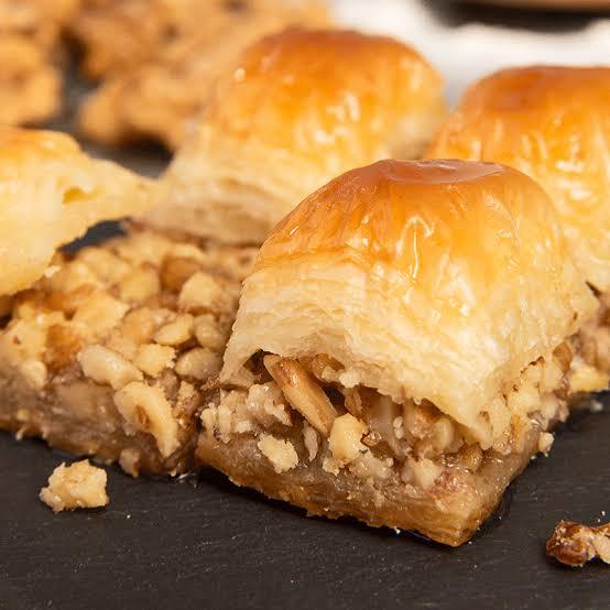 Kuru-Soğuk- Fıstıklı-Cevizli😍Sence en lezzetli baklava çeşidi hangisi ?