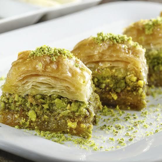 Kuru-Soğuk- Fıstıklı-Cevizli😍Sence en lezzetli baklava çeşidi hangisi ?