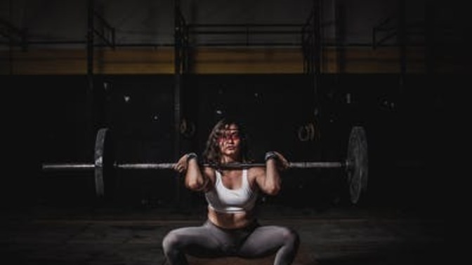 20 kg'lık damacana kaldıramayan adamlar varken, 150 kg'lık ağırlık kaldıran kadınlara güçsüz demek garip kaçmıyor mu?