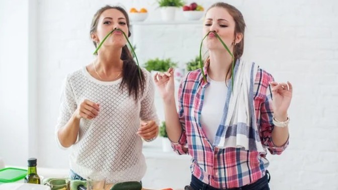 Hayatı boyunca aynı renk ve modelde kıyafet giymeye bir kadın dayanabilir mi sizce?