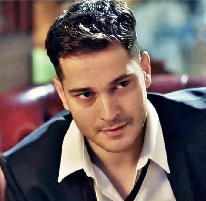 Kıvanç Tatlıtuğ mu Çağatay Ulusoy mu daha yakışıklı?