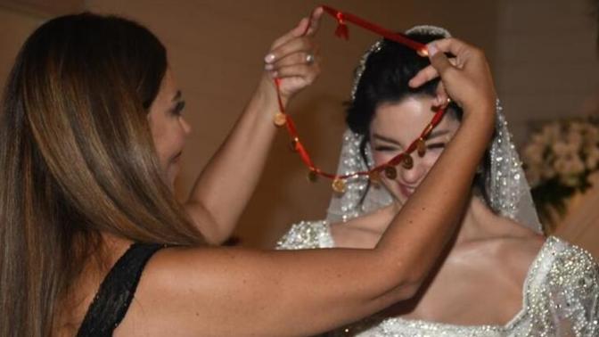 Aslı Hünel, Merve Boluğur'a düğünde 10 tam altın taktı. Kankanız düğünüzde size ne takar?