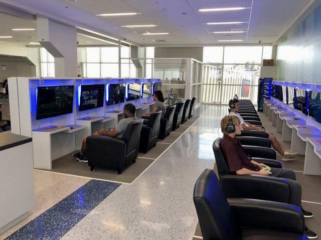 Dallas/Fort Worth Havalimanında uçağı beklerken vakit geçirmek için oyun salonu var. Türkiyedeki havalimanlarında da olmalı mı?