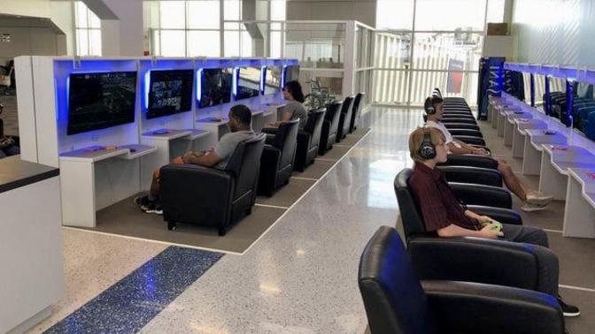 Dallas/Fort Worth Havalimanı'nda uçağı beklerken vakit geçirmek için oyun salonu var. Türkiye'deki havalimanlarında da olmalı mı?
