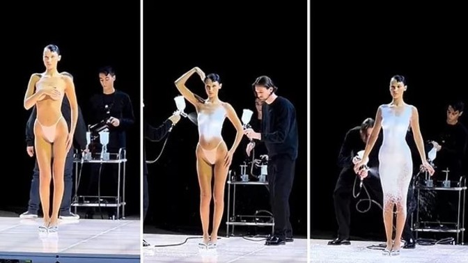 İç çamaşırla sahneye çıkan Bella Hadid'e spreyle elbise yaptılar! Sprey boyadan elbise yeni modamız olur mu?