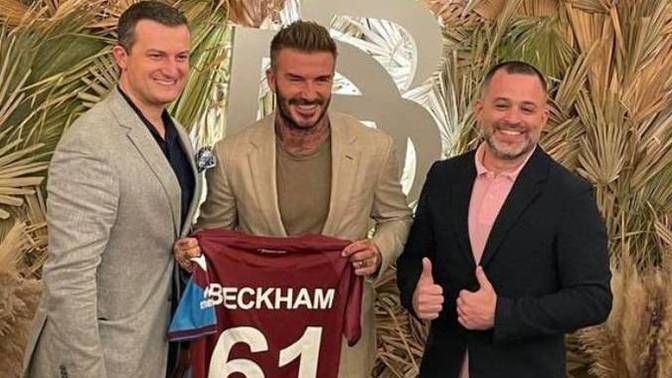 David Beckham'a 61 numaralı Trabzonspor forması hediye edildi. Bize her yer Trabzon mu?
