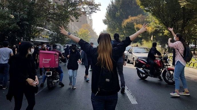 İranda Başörtüsü savaşı verilirken Türkiyede yasa çıkarmaya çalışıyorlar. İran Türkiye olmak isterken Türkiye İran mı oluyor?