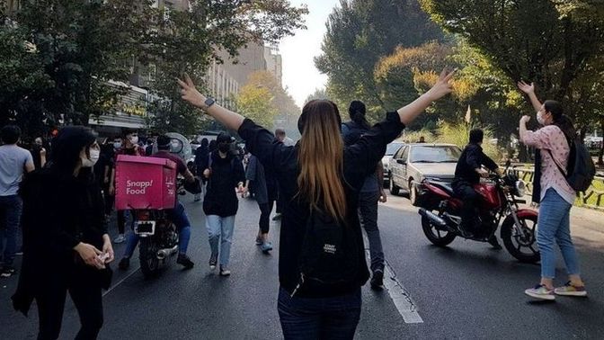 İran'da Başörtüsü savaşı verilirken Türkiye'de yasa çıkarmaya çalışıyorlar. İran Türkiye olmak isterken Türkiye İran mı oluyor?