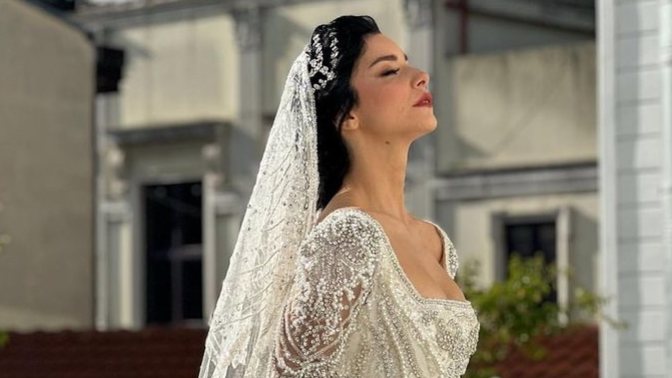 Merve Boluğur, düğününe eli boş gelen Cellat’ın kolyesini çıkarıp aldı. Şahane bir kadın değil mi😂?