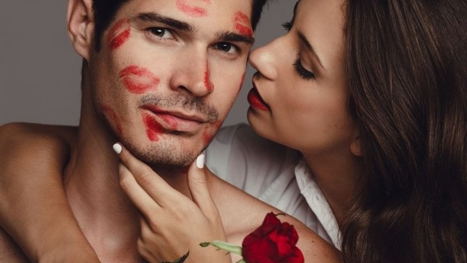 Sevdiceğini nereden öpmelere doyamazsın💋?
