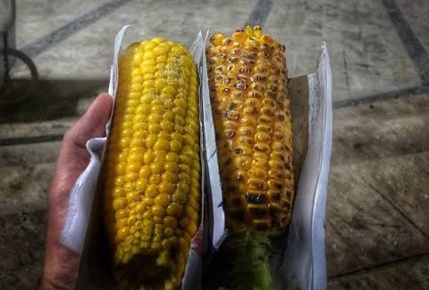 Mevsimidir, tarafını seç diyerek; haşlanmış mısır mı, közlenmiş mısır mı?