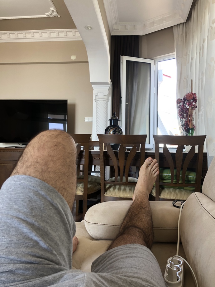 Böyle giyinirim. Alanyada yaşadığım için hala sıcak üstümdede tişört var