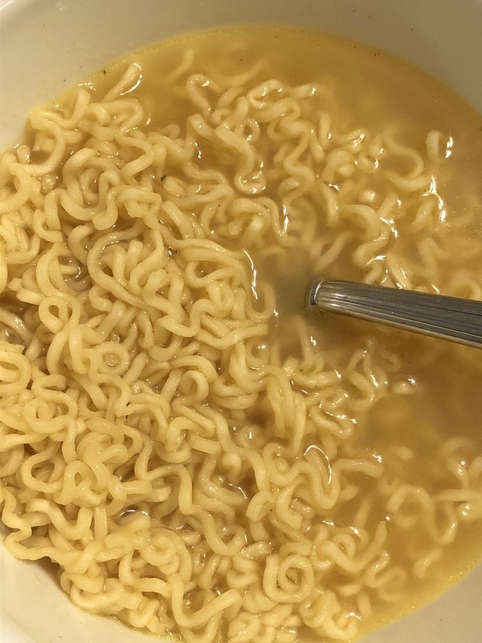 Son zamanlarda trend olan ve çok severek tüketilen noodledan bir oturuşta kaç paket yiyebilirsiniz?