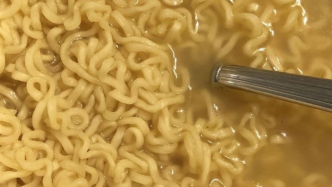 Son zamanlarda trend olan ve çok severek tüketilen noodledan bir oturuşta kaç paket yiyebilirsiniz?