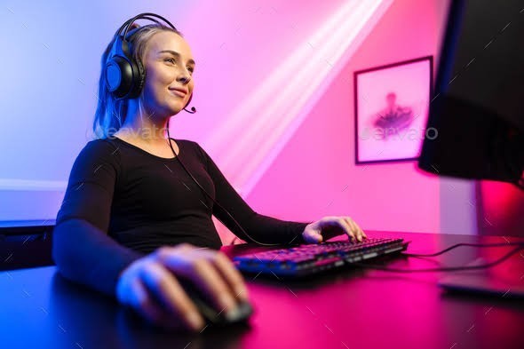 Online oyun içerisinde kadın oyuncuya denk geldiğinizde ne yapıyorsunuz?