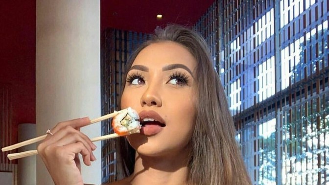 Hiç sushi yediniz mi, yemek istiyor musunuz?