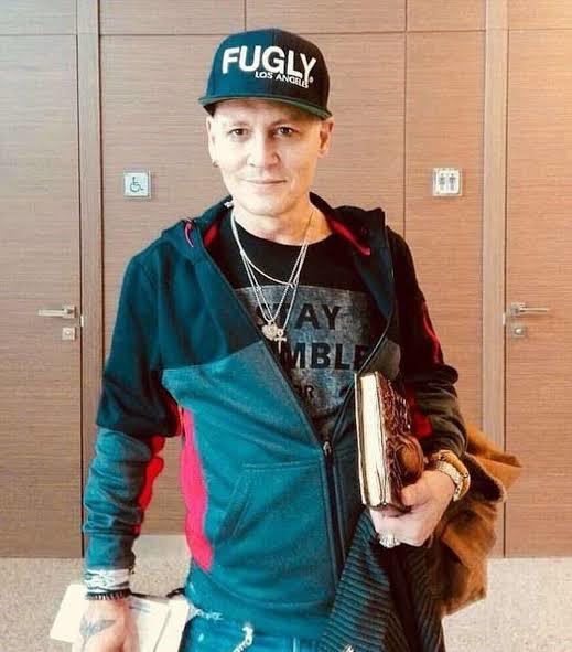 Johnny Deppin bu halini yakışıklı buluyorum. Ben anormal miyim?