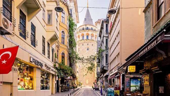 İngiliz arkadaşım İstanbul'a gelmiş, gezilecek yerler neresi diyor. Nereleri gezebilir?