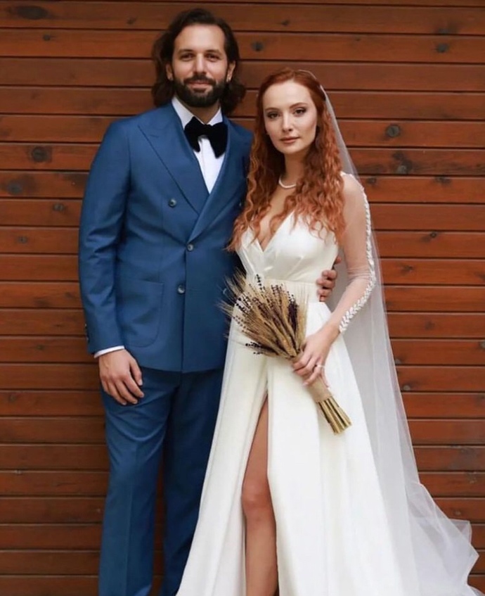 Başak Gümülcinelioğlu ve Çağrı Çıtanak çiftinin düğününden ilk kareler! Gelinliği beğendiniz mi?