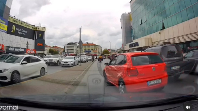 Yol vermediği için çarpınca "in aşağıya" diyen kadın! Sinyal verince yol vermek zorunlu mu?