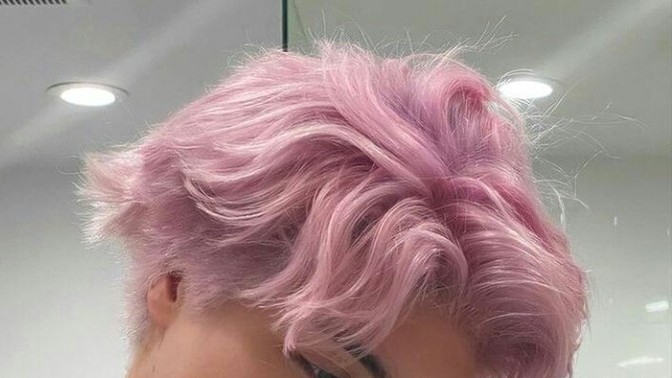 Pembe saç rengi erkeklere yakışır mı?