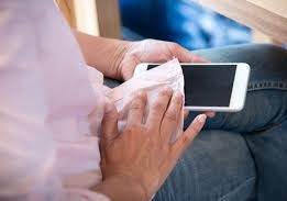 Telefonunuzu ıslak mendille siliyor musunuz?