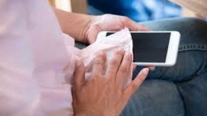 Telefonunuzu ıslak mendille siliyor musunuz?